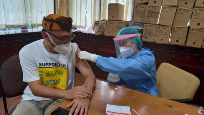 
 Ketua DPRD Kota Bekasi: Vaksinasi Covid-19 Bentuk Tangggungjawab Pejabat Publik Kepada Masyarakat