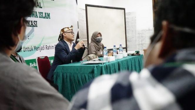 
 Ketua DPRD kota Bekasi, Chairoman Joewono Putro saat berbicara di hadapan peserta Senior Course HMI