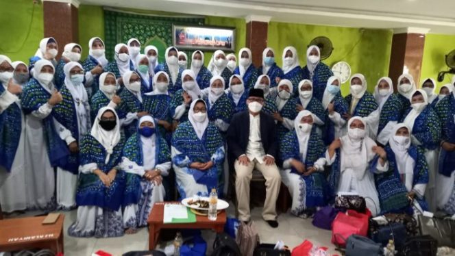 
 Lantik Pengurus BKMT Kota Bekasi, Ketua DPRD: “Emak-emak Ujung Tombak Perbaikan Masyarakat”