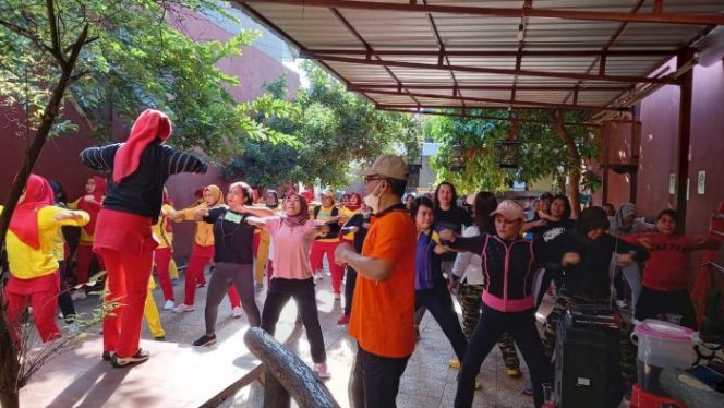 
 Ketua DPRD dengan pesenam Ibu-ibu