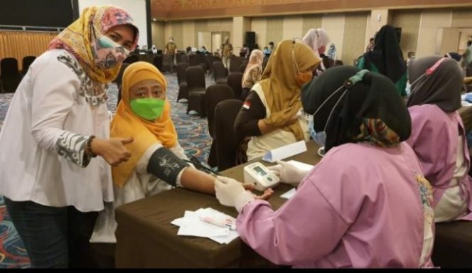 
 Pengurus dan Anggota Dharma Wanita Persatuan Kota Bekasi Lakukan Vaksinasi 