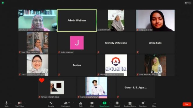 
 Intan Savitri sedang mengajar menulis kreatif