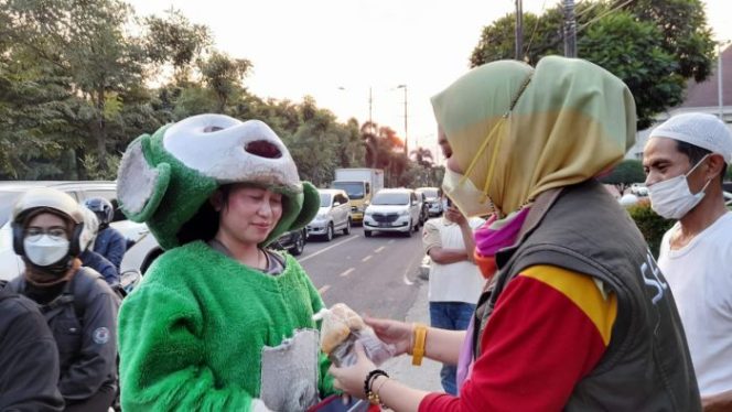 
 Maknai Hari Kartini, Mpok Bekasi 2005 Bagi-bagi Takjil Gratis