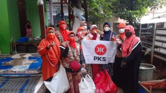 
 Kader Perempuan PKS Jatiwaringin Berbagi Takjil di Hari Kartini
