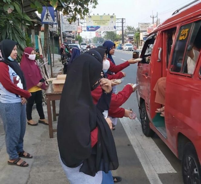 
 Menunggu Kelulusan, Anak Kelas VI B Kobar II, Peduli Sosial Berbagi Takjil di Depan Sekolah