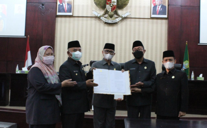 
 Rapat Paripurna, Wali Kota Bekasi Terima 129 Rekomendasi DPRD atas LKPJ TA 2020