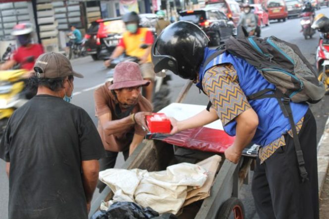 
 Teladanku Berbagi Paket Nasi dari Pinggir Jalan hingga Kolong Jembatan