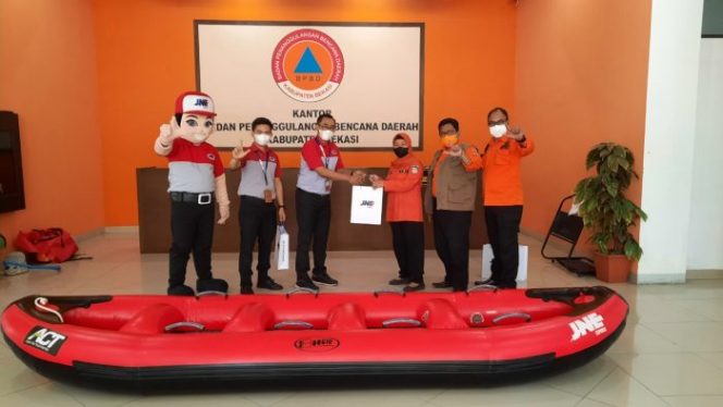 
 JNE Serahkan Perahu Karet ke Pemda Bekasi