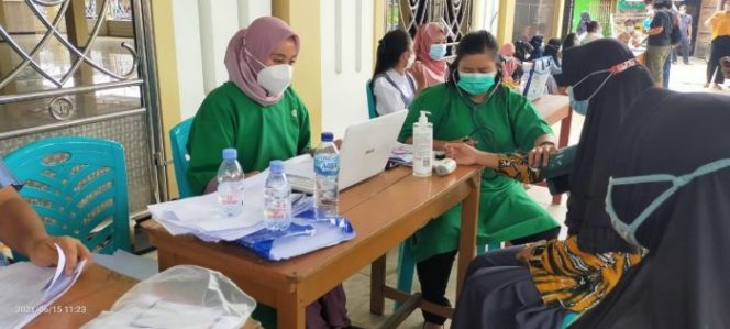 
 Polsek Cikarang Pusat Gelar Vaksinasi Covid-19 di Jayamukti, Warga Antusias