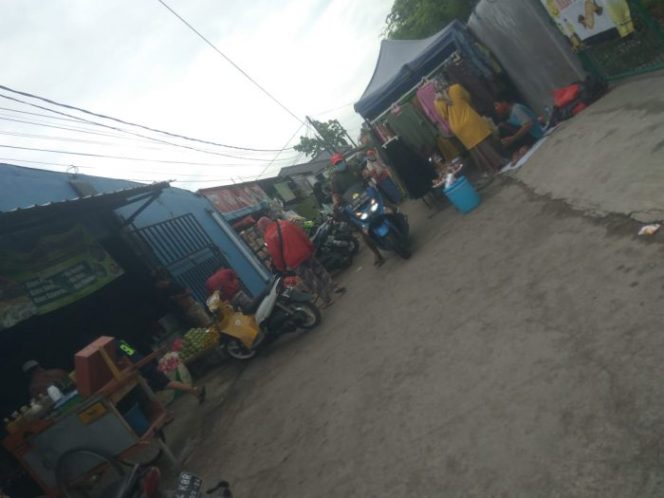 
 Warga Kavling Villa Mas Garden Keluhkan PKL yang Berdagang di Pinggir Jalan