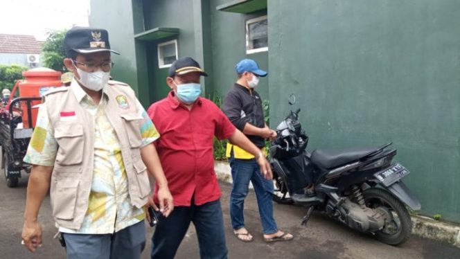 
 Lurah Jatibening Baru Bersama Tiga Pilar Disinfektasi Lingkungan dan Sosialisasi Prokes ke Warganya