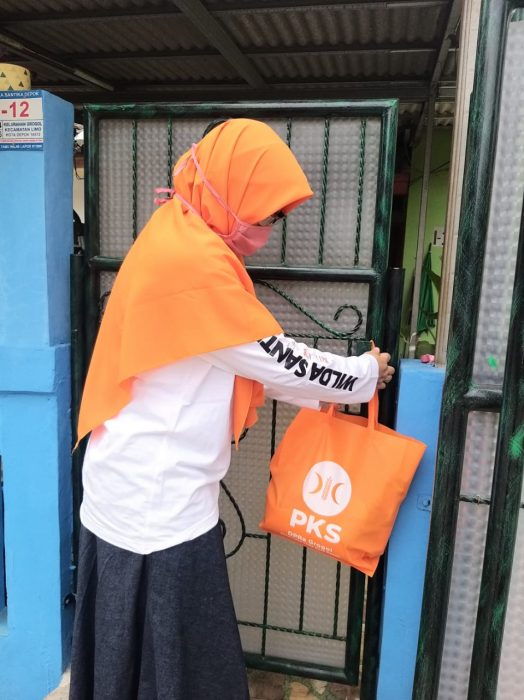 
 Menjelang PPKM Darurat, DPRa PKS Grogol Depok Bagi-bagi Sembako