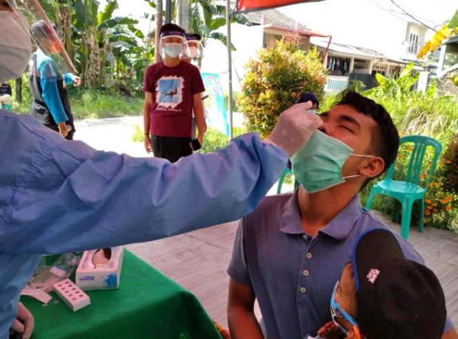 
 Warga RT 01/21Alamanda Regency Bekasi Lakukan Tes Swab Antigen Massal