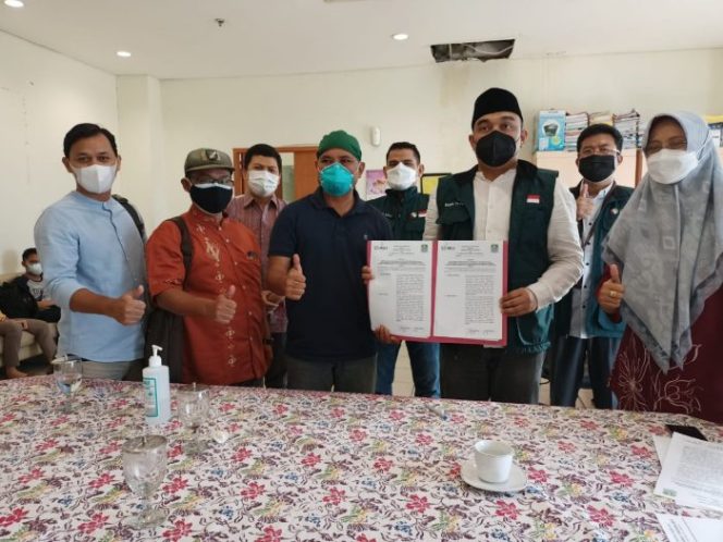 
 MoU antara Pemerintah Kota Bekasi dengan Migas Hulu Jabar yang difasitasi oleh Ketua dan Anggota Komisi IV - FPKS terkait CSR pengadaan tabung oksigen sebanyak 100 tabung per hari. (Akun Facebook Har Hary)