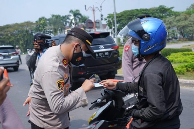 
 Petugas Gabungan Lakukan Penjagaan Dan Mobilitas Kendaraan selama PPKM Darurat