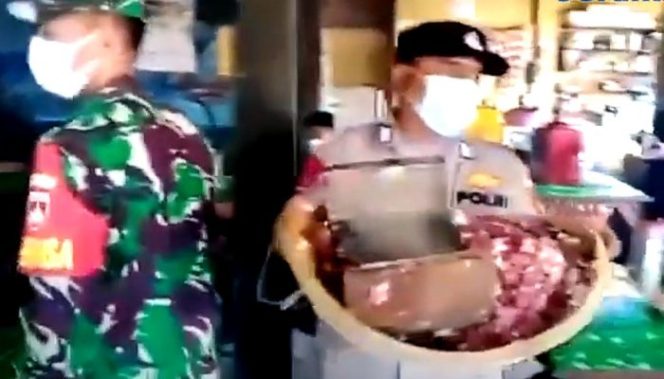 
 Viral Video Daging Pedagang Sate Diambil Petugas Saat PPKM Darurat
