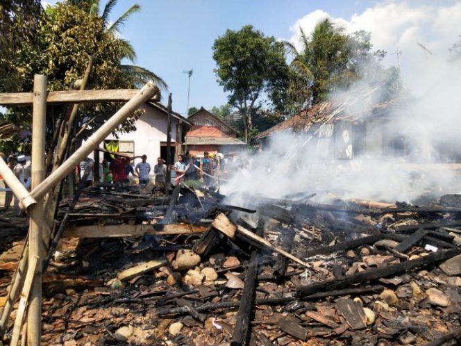 
 Kebakaran Hebat Landa 4 Rumah di Lebak, Kerugian Ditaksir Capai 300 Juta Rupiah