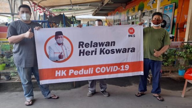 
 Peduli Warga Isoman, Relawan Heri Koswara Berbagi Makanan