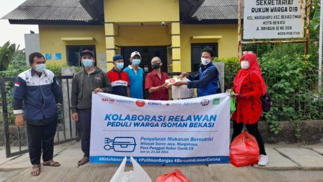 
 Kolaborasi Relawan Kemanusiaan Bekasi Bagikan Ratusan Paket Makanan untuk Warga Isoman