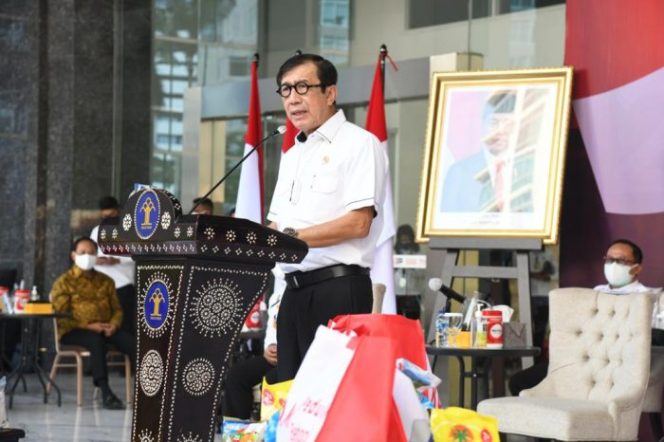 
 Kemenkumham Salurkan 46 Ribu Paket kepada Masyarakat Terdampak Covid-19