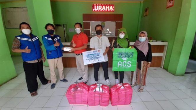 
 Lurah Kalibaru Sebut Bantuan Donatur Berarti Untuk Ketahanan Pangan Warga Isoman