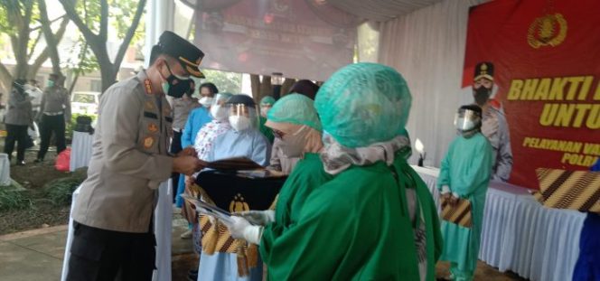 
 Polres Metro Bekasi Berikan Piagam  Penghargaan kepada Petugas Nakes di Lokasi Vaksin Tahap Kedua