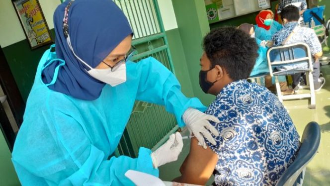 
 Heri Koswara Apresiasi Kegiatan Vaksinasi Serentak bagi Pelajar Kota Bekasi