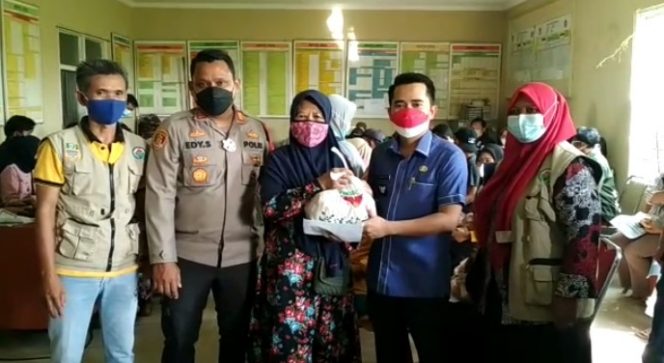 
 Ribuan Warga Antusias Vaksin, Lurah Setia Asih Bantu Nakes Lakukan Penyuntikan