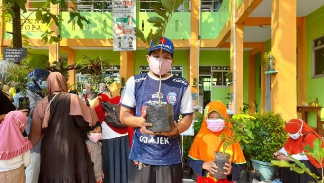 
 SDS IT Prestasi Cendekia Sekolah Adiwiyata Ramah Lingkungan Tanam 1560 Pohon