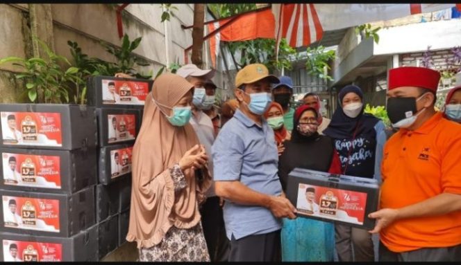 
 Heri Koswara Berbagi Sembako di Medan Satria