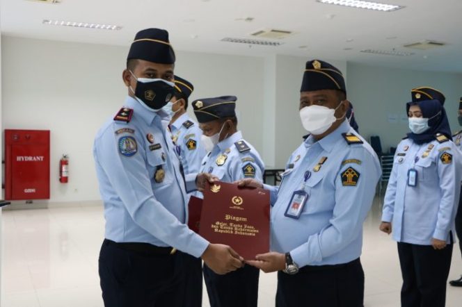 
 Kantor Imigrasi Kelas I Non TPI Bekasi Serahkan Tanda Kehormatan Satya Lencana Karya Satya kepada 22 Pegawai