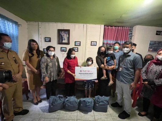 
 Seorang Anak Terharu Ketika Terima Bantuan dari YBM BRI, FOZ dan Kemen PPPA