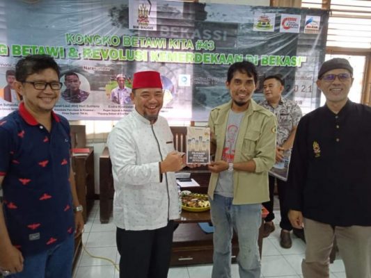 
 Kongkow Bareng Budayawan Betawi, Heri Koswara Apresiasi Penulis Buku Pejuang Bekasi di Era Revolusi