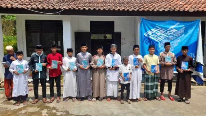
 Teladanku Salurkan Wakaf Quran untuk Santri, Yatim dan Jompo di Ciamis dan Galunggung