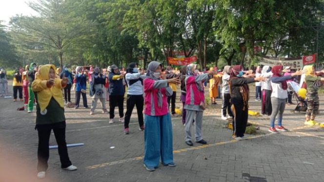 
 Heri Koswara Senam Bareng Ratusan Emak-emak Mustikajaya