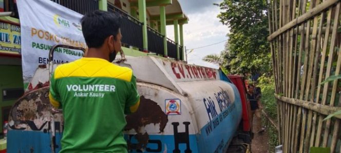 
 Warga Kesulitan Wudhu, Askar Kauny Salurkan 10 Ribu Liter Air Bersih untuk Penyintas Banjir Garut