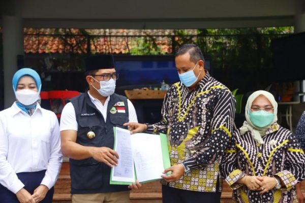 
 Gubernur Jawa Barat Serahkan Surat Tugas Tri Adhianto Menjadi PLT Wali Kota Bekasi