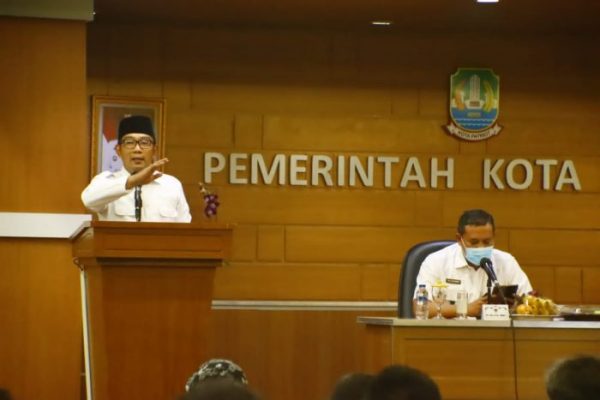 
 Plt Wali Kota Dampingi Gubernur Jabar Berikan Arahan Kepada ASN Pemkot Bekasi