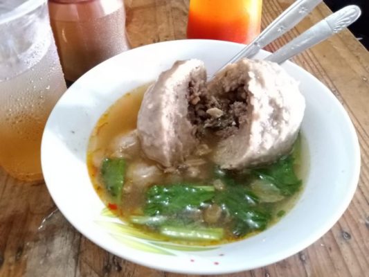 
 Nikmati Sensasi Lezat Makan Bakso Jumbo, Bahagia Sampai Kenyang
