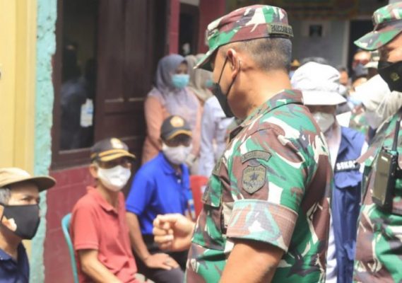 
 Sekda Kota Bekasi Dampingi Pangdam Jaya Tinjau Vaksinasi Lansia di Kecamatan Medan Satria