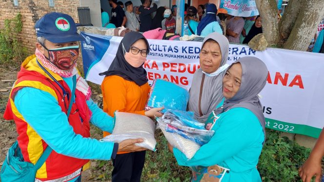 
 IDC dan PDUI Kota Bekasi Salurkan Sembako dan Pengobatan Massal Korban Banjir Serang