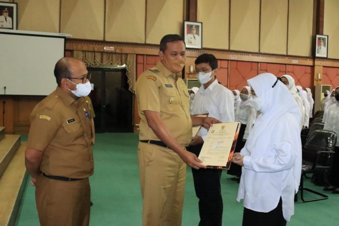 
 Serahkan SK Untuk 227 CPNS, Plt. Wali Kota Tegaskan Berikan Pelayanan Terbaik, Tanggung Jawab, Loyalitas, serta Jaga Nama Baik Pemerintah