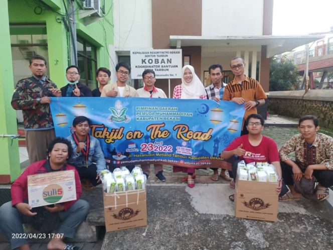 
 Takjil on The Road: Cara Pemuda Muhammadiyah Kabupaten Bekasi Tumbuhkan Semangat Berbagi