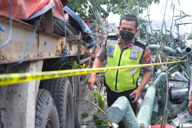 
 Truk Hantam Tiang Besar, Puluhan Siswa SD Kotabaru 2 Jadi Korban