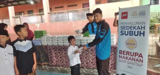 
 Jufi dan Laznas Dewan Da’wah Tebar Paket Makanan Siap Saji di Kampung Pejuang Subuh Garut