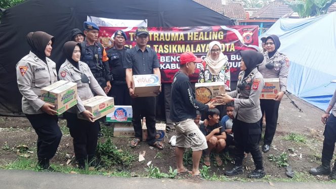 
 Polwan Polres Tasikmalaya Lakukan Pemeriksaan Kesehatan Pengungsi Korban Gempa Cianjur