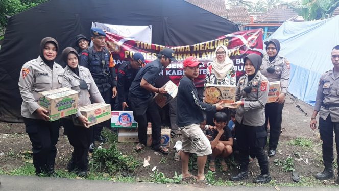 
 Polwan Polres Tasikmalaya Lakukan Pemeriksaan Kesehatan Pengungsi Korban Gempa Cianjur