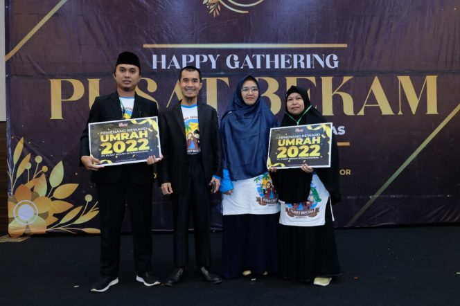 
 Pusat Bekam Memberikan Hadiah Umroh untuk Team Terbaik