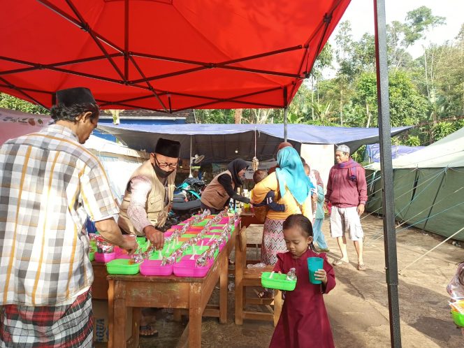 
 Pramuka Kota Bekasi Bantu FOI Kelola Dapur Pangan Bagi Warga Terdampak Gempa Cianjur