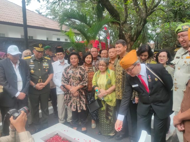 
 Kenang Pertempuran Lengkong, Kemenhan dan Keluarga Pahlawan Tabur Bunga di TMP Taruna Tangerang